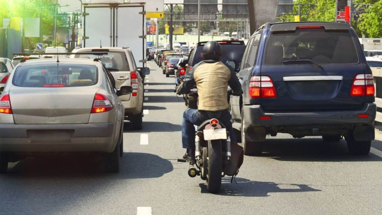 Se aplican multas por circular entre carriles