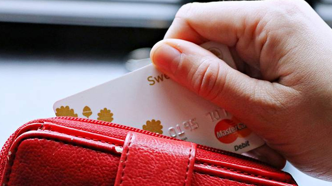 ¿Qué pasa si me depositan más del límite en mi tarjeta de débito?