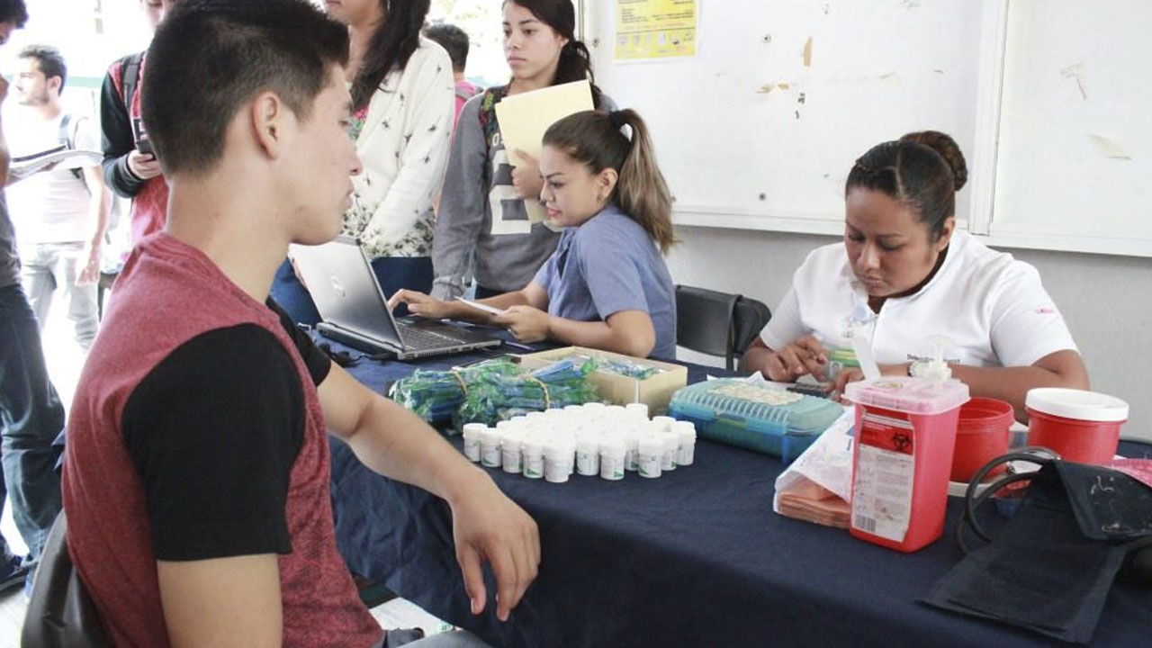 ¿Qué escuelas dan el seguro facultativo para estudiantes en México?