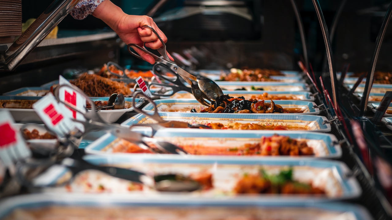 ¿Vas a un buffet? Consejos para comer todo lo que puedas y desquitar el precio