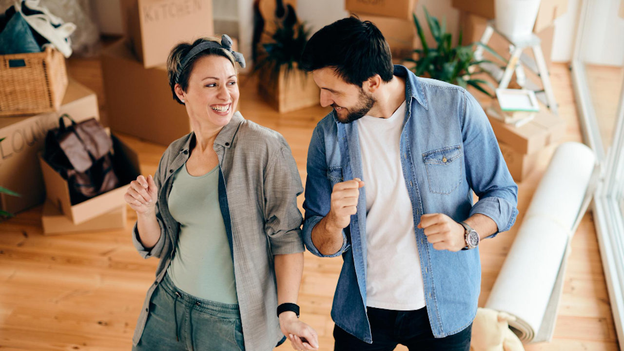 ¿Cómo puedo comprar una casa con mis amigos?