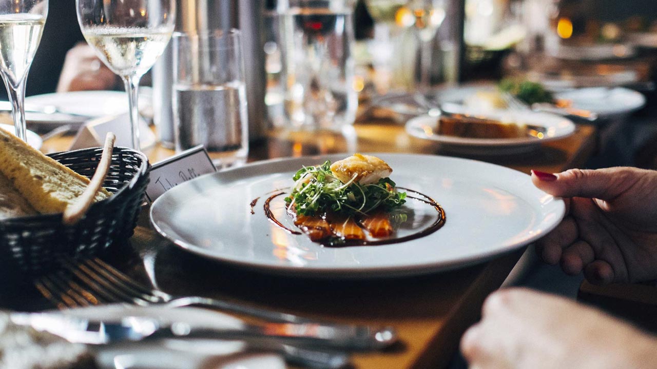 10 Derechos que tienes al comer en un restaurante: Profeco