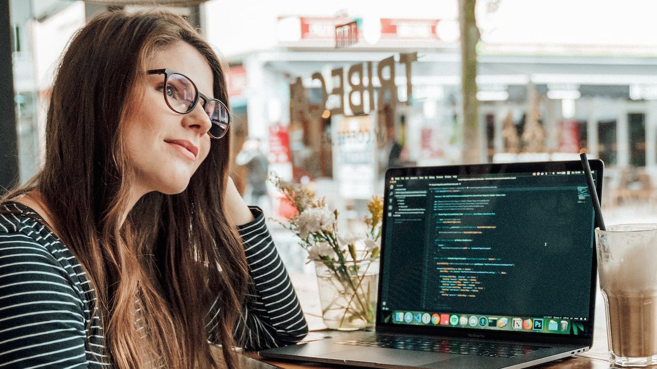 Home office: ¿Qué dice la ley de trabajar en una cafetería o la playa?