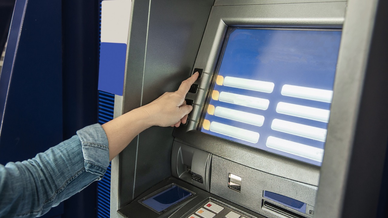 ¿Por qué debes evitar retirar dinero del cajero automático?