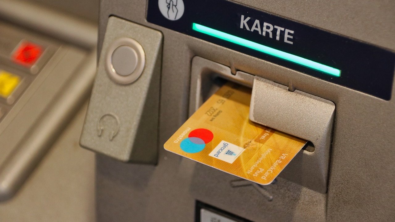 Evita retirar dinero del cajero automático en vacaciones