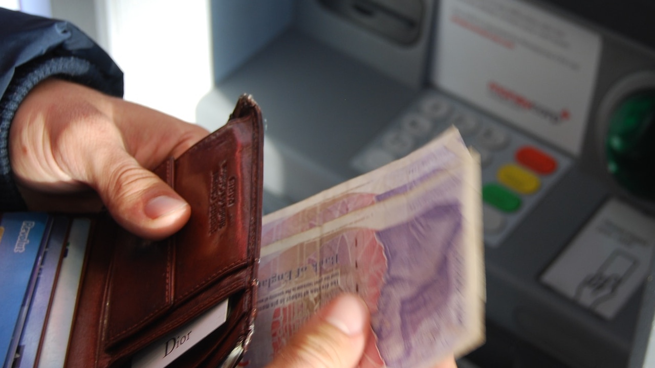 ¿Por qué debes evitar retirar dinero del cajero automático? 