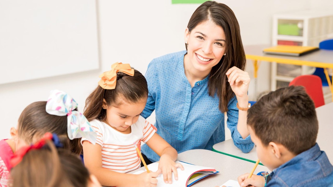 ¿Cuál es el Sueldo Mensual de un Maestro de Primaria?