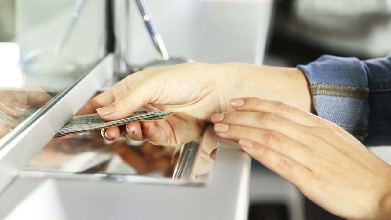 ¿Debo regresar el dinero si me depositan por equivocación?