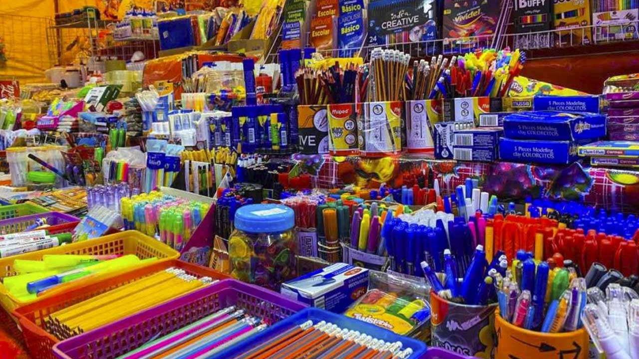 Papelerías o Supermercados: ¿Dónde es más barato comprar útiles escolares?