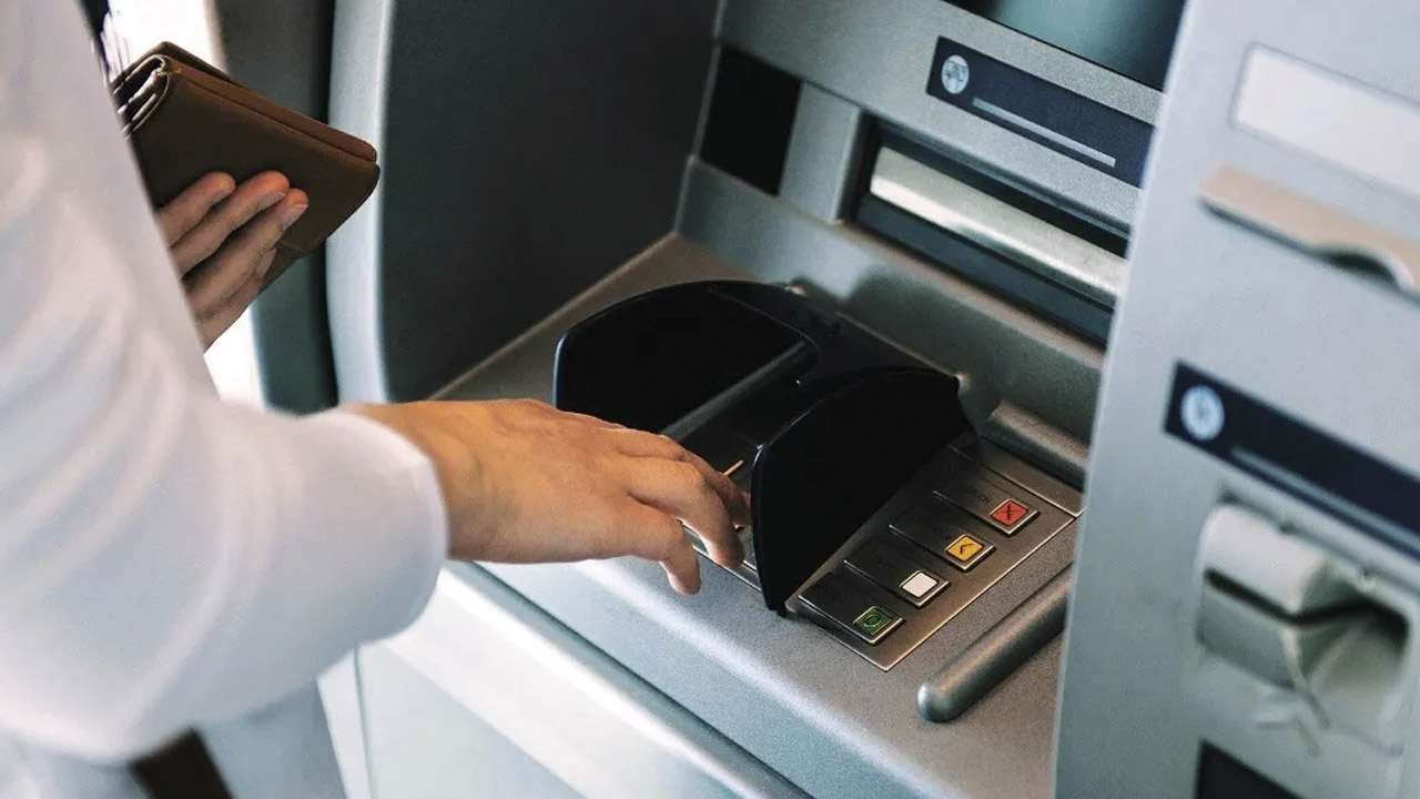 ¿Qué hacer si el cajero me da dinero de más?