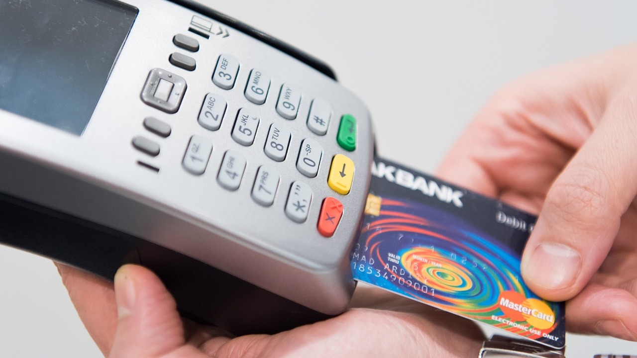 ¿No hay fondos en tu tarjeta de débito? Este te interesa