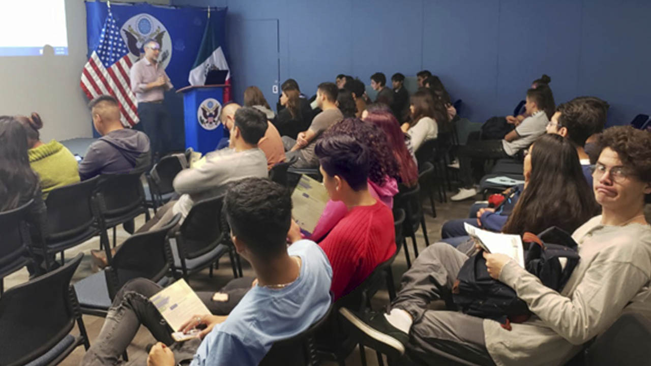 Embajada de EUA: Así solicitas becas para estudiar la universidad