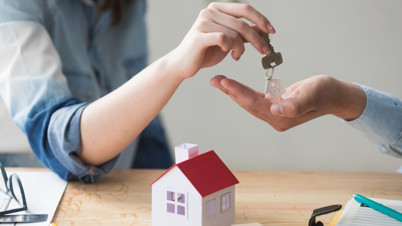 ¿Vas a comprar una casa? El SAT te deja pagar esta cantidad en efectivo