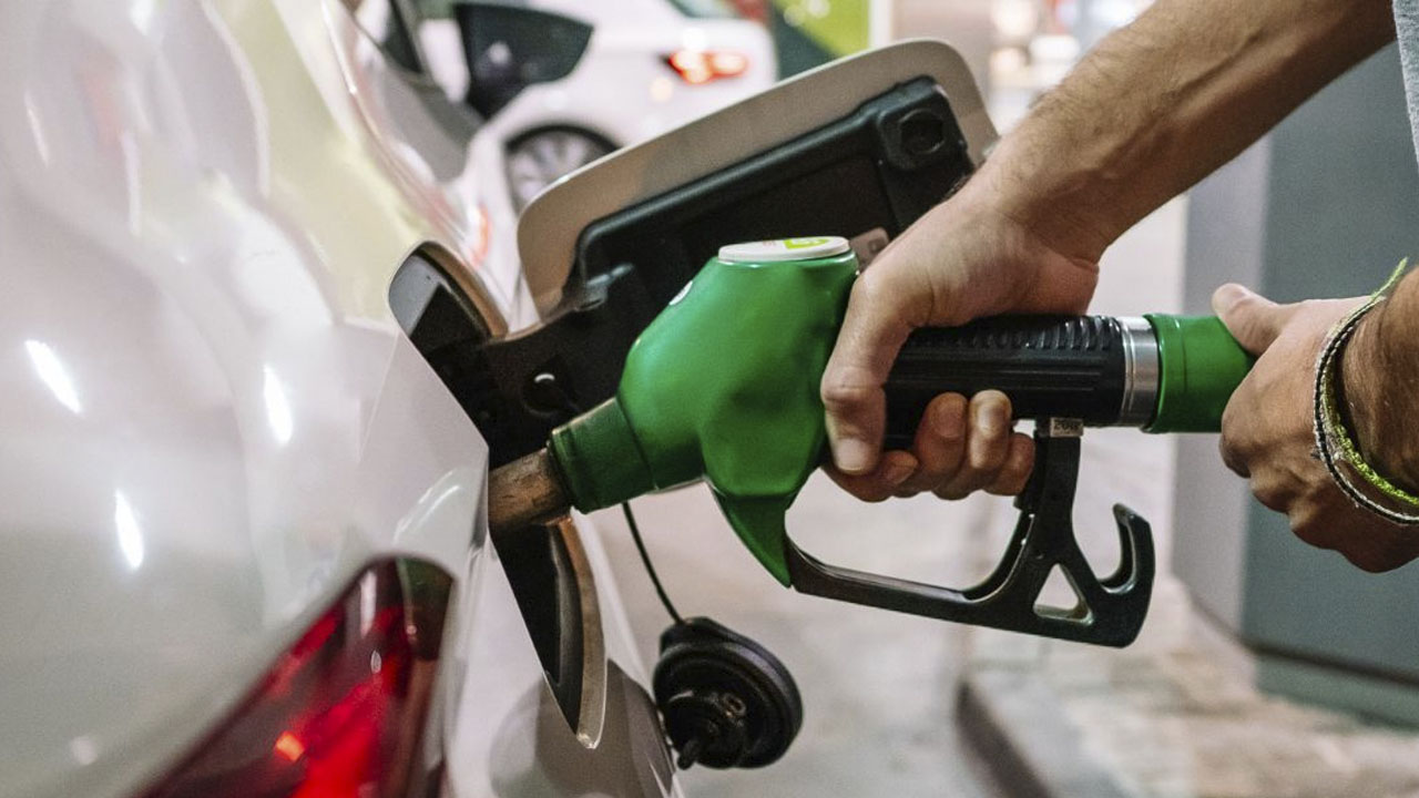 Hacienda disminuye apoyos fiscales a gasolinas