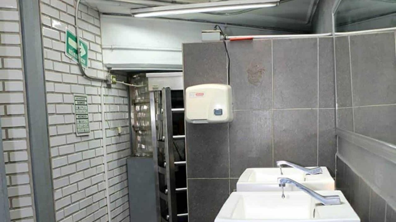 ¿Cuál es el negocio detrás de los baños del Metro CDMX?