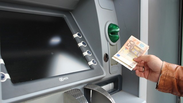 ¿Sacar dinero de cajeros automáticos ahora es más difícil?