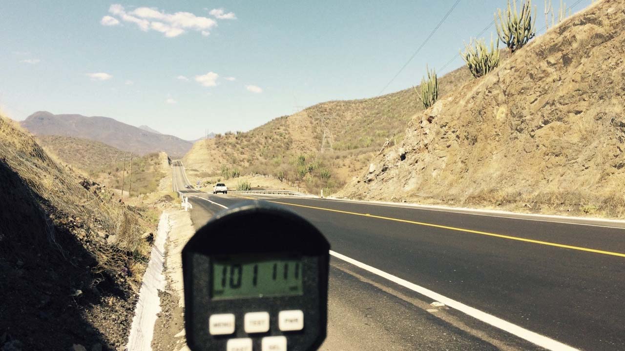 ¿Cuál es la multa por manejar a exceso de velocidad en carretera?