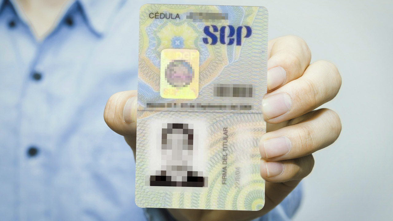 ¿Cuál es la multa por trabajar sin cédula profesional?