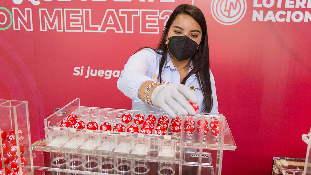Llegan los premios del melate revancha y revanchita