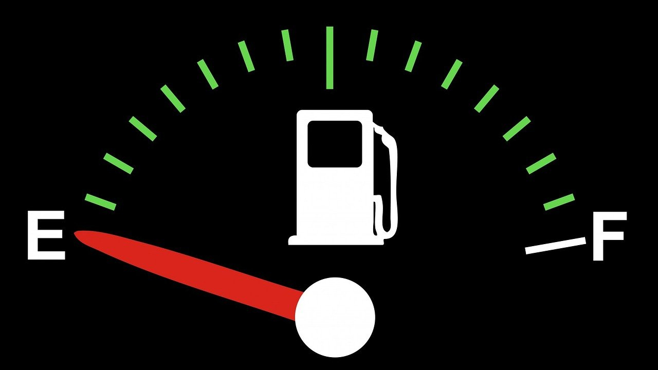 ¿Debes llenar el tanque de gasolina este 2024? Esto te costará