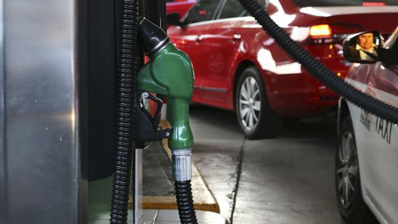 SHCP disminuye apoyos fiscales a gasolinas esta semana