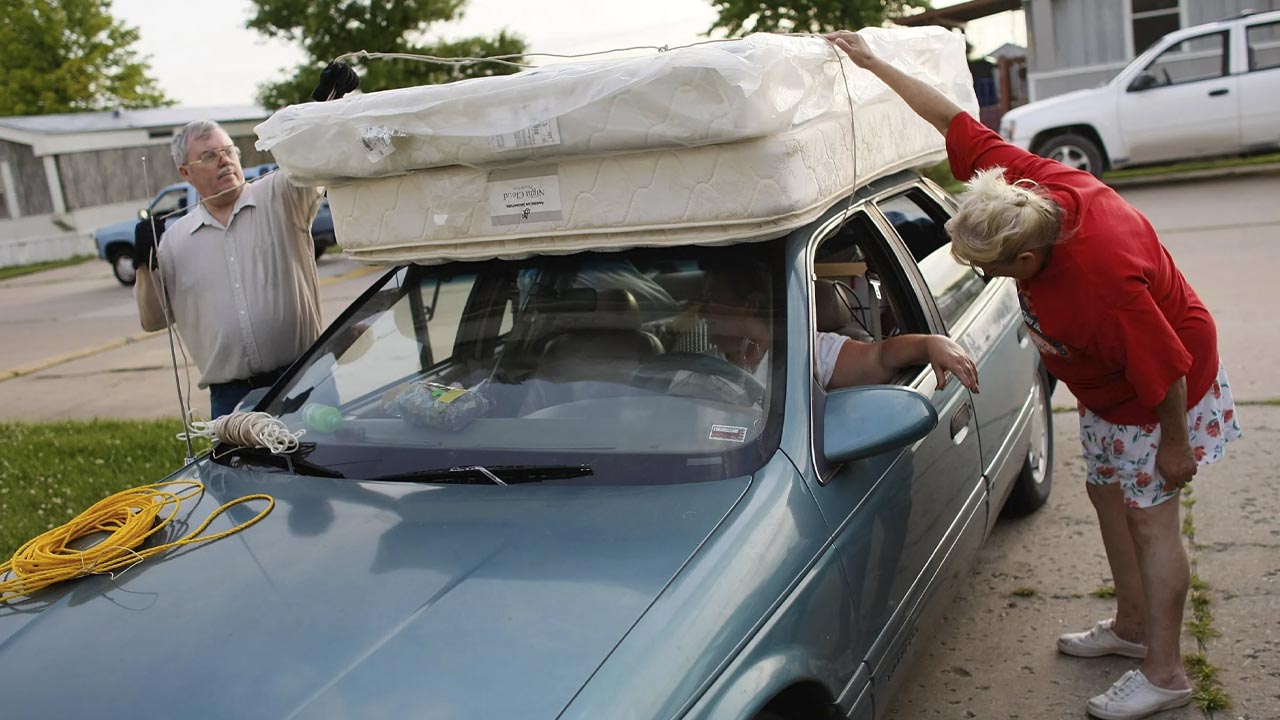 ¿Cuál es la multa por llevar bultos amarrados sobre el auto?