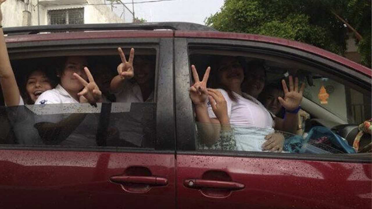 ¿Cuál es la multa por llevar una persona en la cajuela del auto?