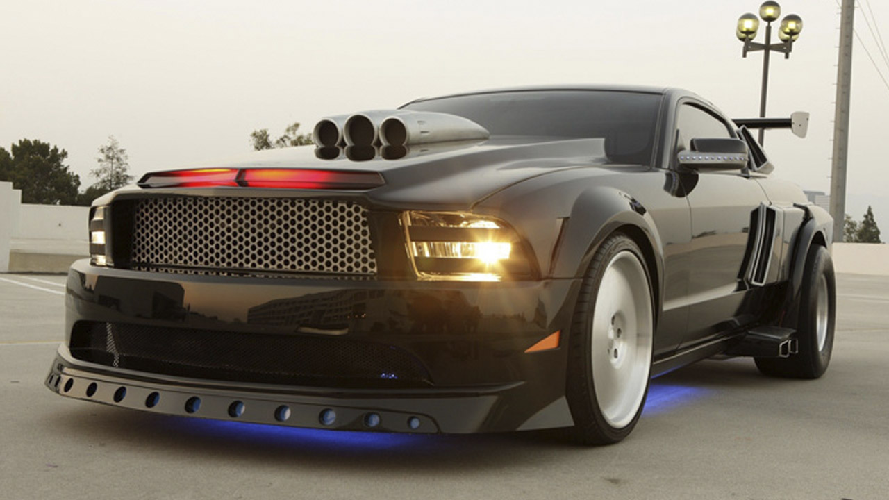 ¿Cuál es la multa por poner luces y sirenas de policía a mi auto?