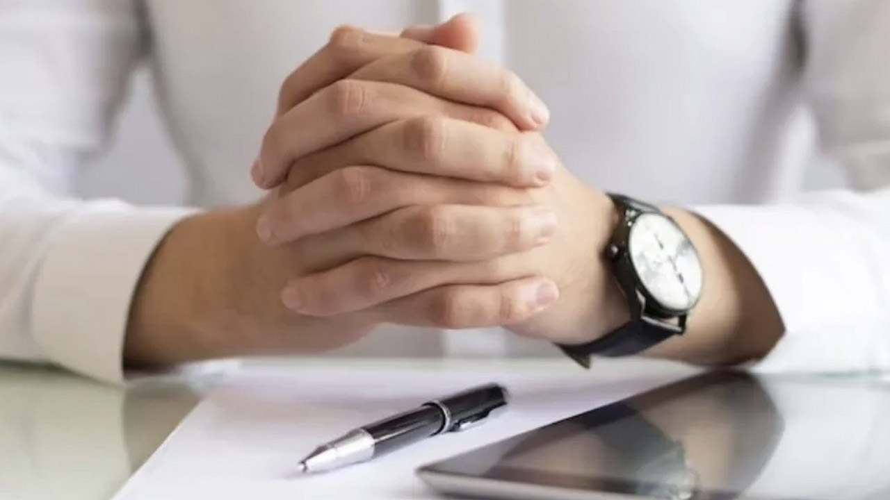 ¿Me pueden descontar dinero de mi sueldo si llego tarde al trabajo?