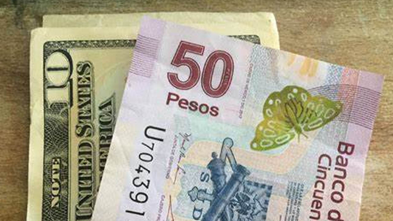 Peso retrocede ligeramente ante el dólar hoy 15 de marzo de 2024